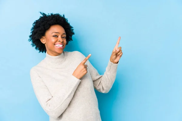 Mujer Afroamericana Mediana Edad Contra Fondo Azul Aislado Señalando Con —  Fotos de Stock