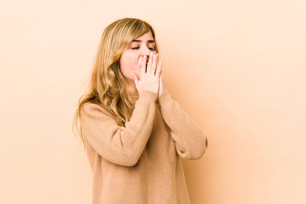 Sarışın Beyaz Bir Kadın Virüs Enfeksiyon Yüzünden Boğaz Ağrısı Çekiyor — Stok fotoğraf