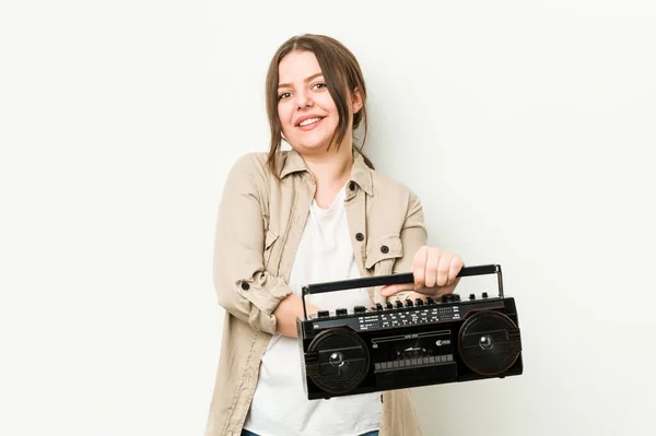 Jeune Femme Courbée Tenant Une Radio Rétro Riant Amusant — Photo