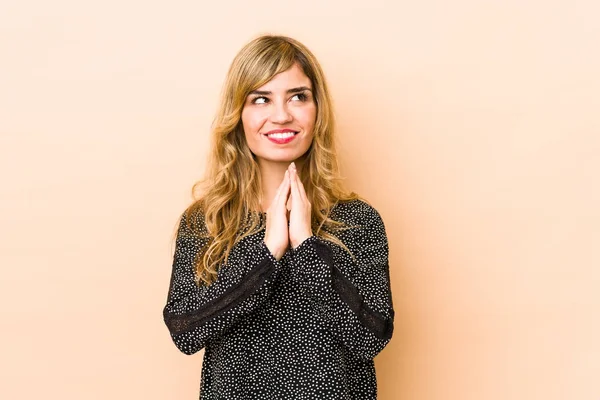 Kafkasyalı genç sarışın kadın bir plan yapıyor, bir fikir kuruyor..