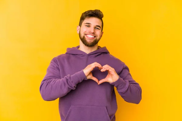 Joven Hombre Caucásico Aislado Sobre Fondo Amarillo Sonriendo Mostrando Una —  Fotos de Stock