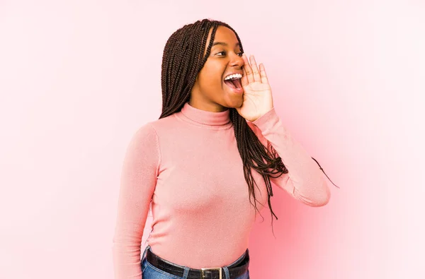 Fiatal Afro Amerikai Elszigetelt Rózsaszín Háttér Kiabál Tartja Tenyér Közel — Stock Fotó