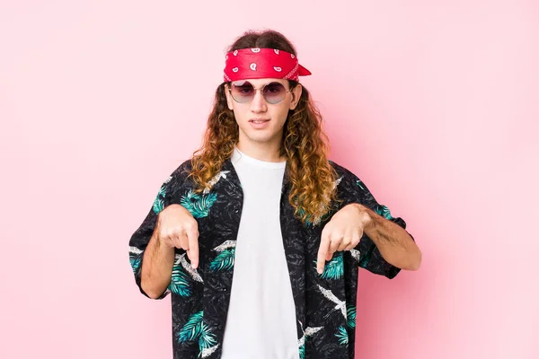 Young Hippie Caucasian Man Isolated Points Fingers Positive Feeling — Stock Photo, Image