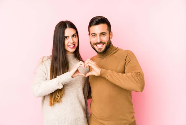 Young Caucasian Couple Isolated Smiling Showing Heart Shape Hands — Stock Photo, Image