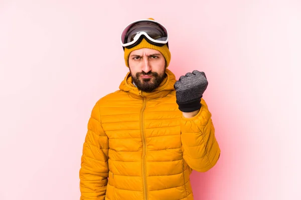 年轻的滑雪者孤身一人 对着镜头挥拳 表情咄咄逼人 — 图库照片
