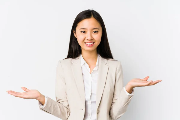 Jovem Chinesa Empresária Isolada Mostrando Uma Expressão Bem Vinda — Fotografia de Stock