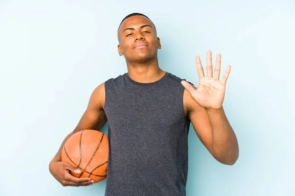 Joven Colombiano Jugando Baloncesto Aislado Sonriente Alegre Mostrando Número Cinco — Foto de Stock