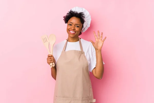 Jovem Africano Americano Cozinheiro Mulher Sorrindo Alegre Mostrando Número Cinco — Fotografia de Stock