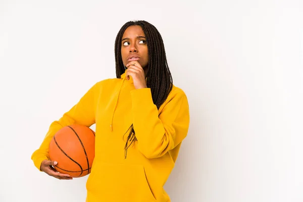 Junge Afroamerikanerin Spielt Isoliert Basketball Und Blickt Mit Zweifelndem Und — Stockfoto