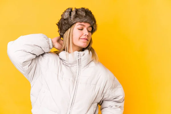 Młoda Blondynka Kaukaska Kobieta Nosi Zimowe Ubrania Odizolowane Dotykając Tył — Zdjęcie stockowe