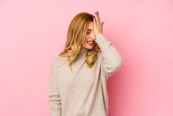 Junge Blonde Niedliche Frau Trägt Einen Pullover Isoliert Etwas Vergessen — Stockfoto