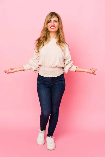 Mladé Blondýny Běloška Žena Stojící Nad Růžovým Pozadím Ukazující Vítaný — Stock fotografie