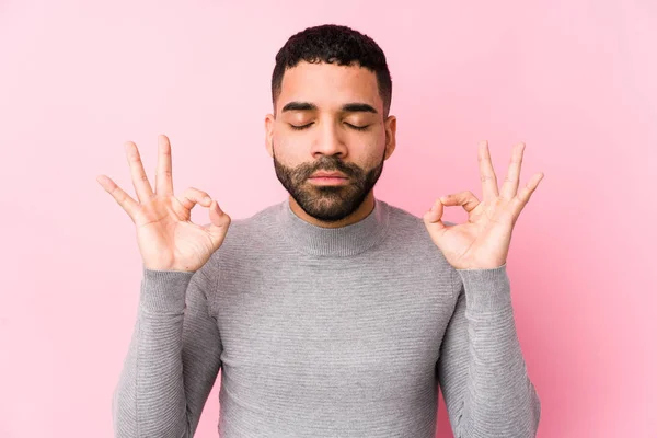 Jovem Latino Homem Contra Fundo Rosa Isolado Relaxa Após Dia — Fotografia de Stock