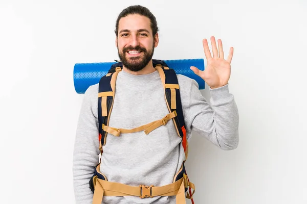 Jovem Mochileiro Homem Isolado Fundo Branco Sorrindo Alegre Mostrando Número — Fotografia de Stock