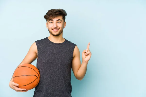 Young Arabian Man Playing Basket Isolated Smiling Pointing Aside Showing — Stock Photo, Image