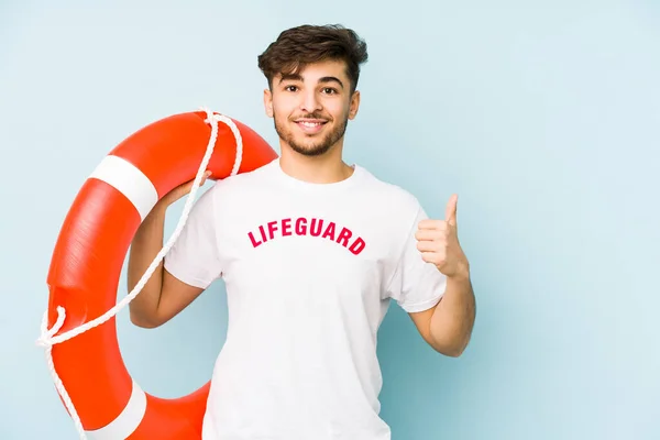 Joven Salvavidas Árabe Aislado Sonriendo Levantando Pulgar Hacia Arriba — Foto de Stock