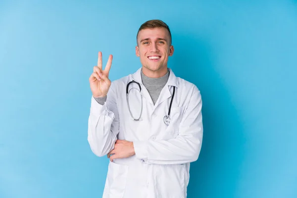 Junger Kaukasischer Arzt Zeigt Nummer Zwei Mit Fingern — Stockfoto