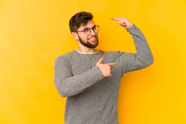 Young Caucasian Man Isolated Yellow Background Holding Something Little Forefingers — Stock Photo, Image