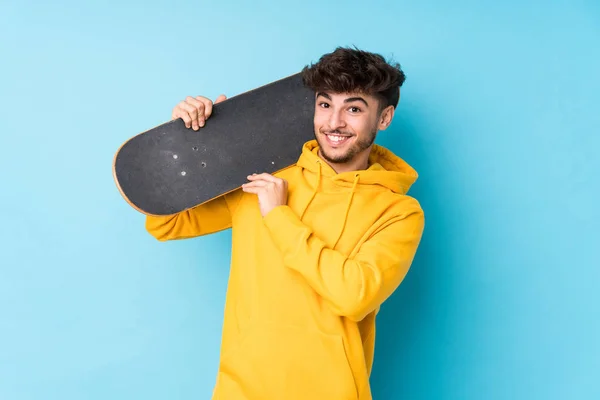Jovem Árabe Skater Homem Isolado Rindo Divertindo — Fotografia de Stock