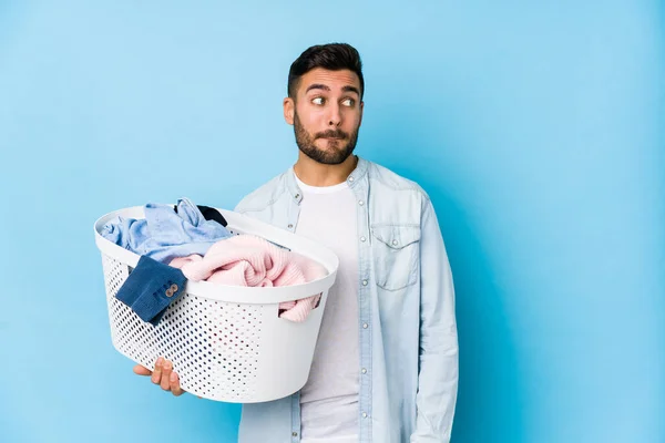 Ung Stilig Man Gör Tvätt Isolerad Förvirrad Känns Tveksam Och — Stockfoto