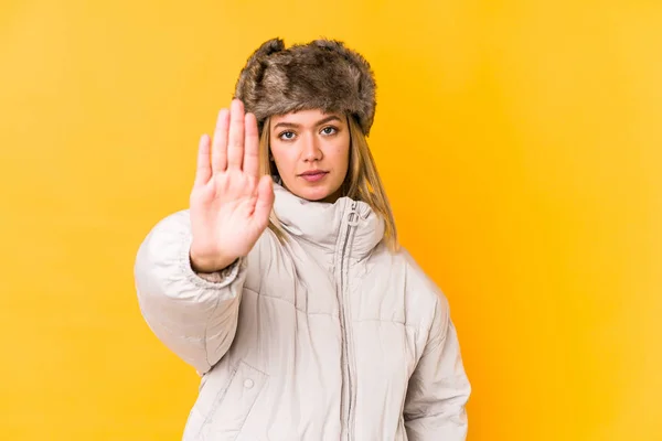 Jovem Loira Vestindo Uma Roupa Inverno Isolada Jovem Loira Isolada — Fotografia de Stock