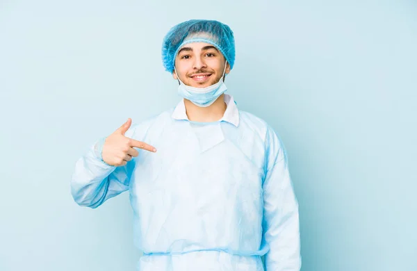 Молодий Арабський Хірург Ізольований Синьому Фоні Людини Вказуючи Вручну Простір — стокове фото