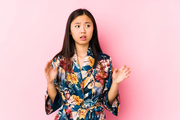 Joven Mujer China Usando Pijama Kimono Aislado Siendo Sorprendido Debido —  Fotos de Stock