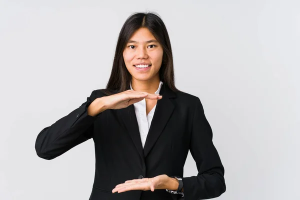 Joven Mujer Negocios Asiática Sosteniendo Algo Con Ambas Manos Presentación —  Fotos de Stock