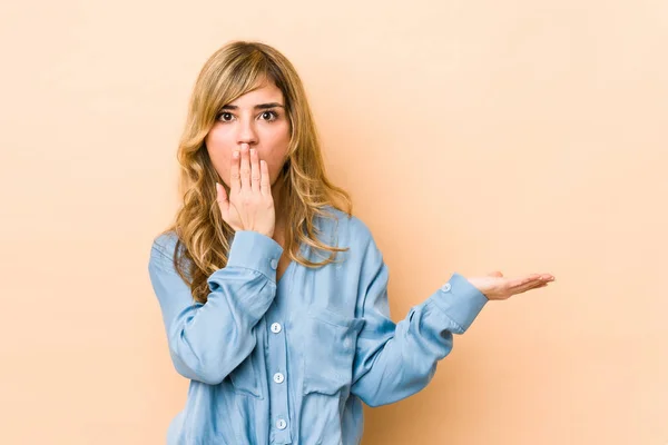 Giovane Donna Caucasica Bionda Impressionato Tenendo Spazio Copia Sul Palmo — Foto Stock