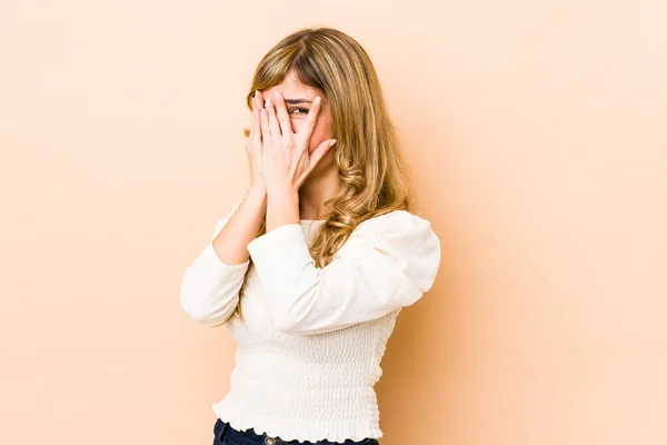 Giovane Donna Caucasica Bionda Lampeggia Attraverso Dita Spaventate Nervose — Foto Stock