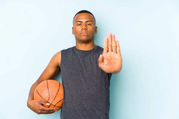 Joven Hombre Colombiano Jugando Baloncesto Aislado Pie Con Mano Extendida — Foto de Stock