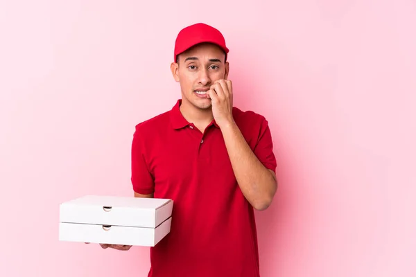 Ung Pizza Leverans Latin Man Isolerad Bita Naglar Nervös Och — Stockfoto