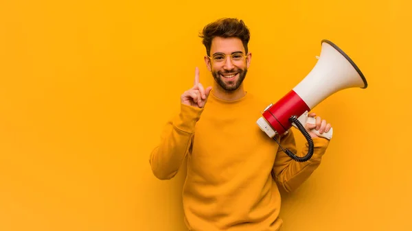 Mladý Muž Drží Megafon Číslem Jedna — Stock fotografie