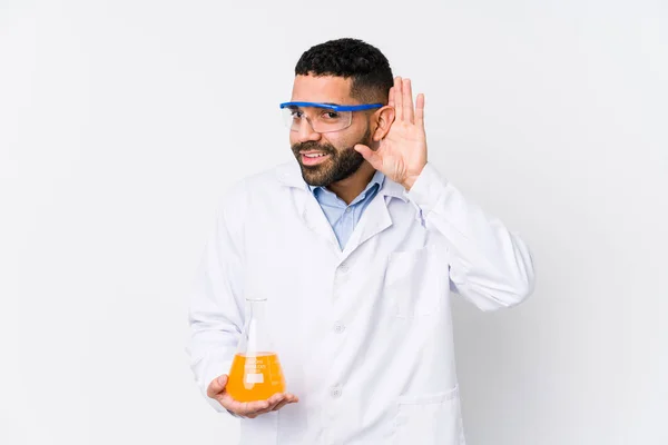 Junger Arabischer Chemiker Isoliert Beim Versuch Klatsch Und Tratsch Hören — Stockfoto
