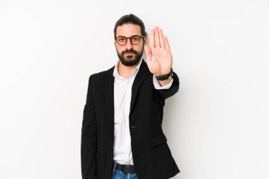 Beyaz arka planda izole edilmiş beyaz bir iş adamı uzanmış elini uzatmış, dur işareti göstererek seni engelliyor..