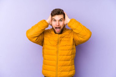 Mor arka planda yaşayan genç bir adam çığlık atıyor, çok heyecanlı, tutkulu, bir şeyden memnun..