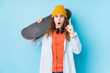 Kafkasyalı genç kaykaycı, bir fikri, ilham verici bir konsepti olduğu için izole edilmiş..