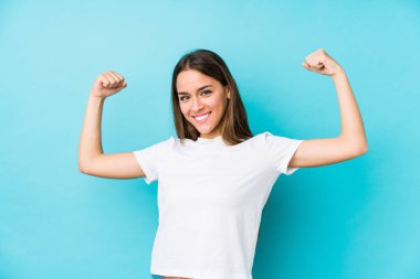 Kafkasyalı genç bir kadın izole edilmiş. Güçlü bir hareket sergiliyor. Kadınsı gücün sembolü.