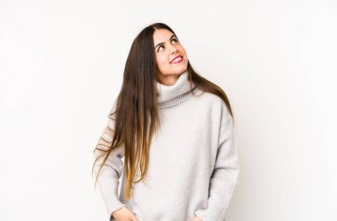 Beyaz arka planda izole edilmiş beyaz bir kadın hedeflerine ve amaçlarına ulaşma hayali kuruyor.