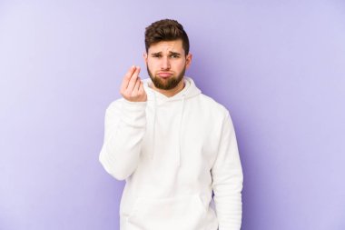 Mor arka planda izole edilmiş genç beyaz adam, kadının hiç parası olmadığını gösteriyor..