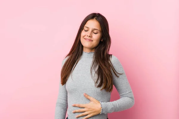 Jonge Leuke Vrouw Raakt Buik Glimlacht Zachtjes Eten Tevredenheid Concept — Stockfoto