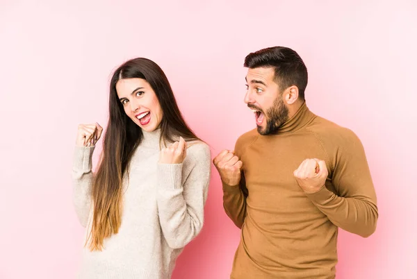 Jong Kaukasisch Paar Geïsoleerd Juichen Zorgeloos Opgewonden Overwinningsconcept — Stockfoto