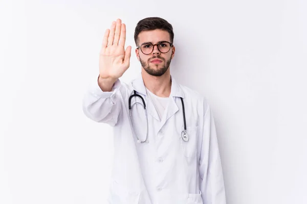 Junge Kaukasische Arzt Mann Isoliert Stehend Mit Ausgestreckter Hand Zeigt — Stockfoto