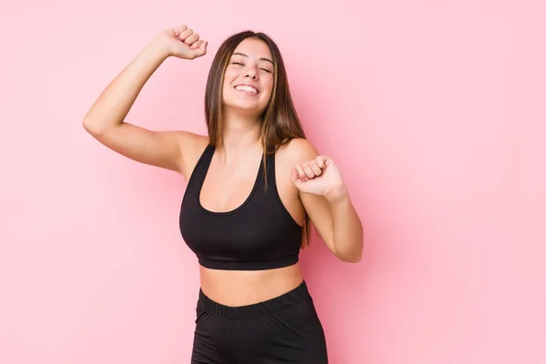 Jonge Fitness Blanke Vrouw Geïsoleerd Vieren Van Een Speciale Dag — Stockfoto
