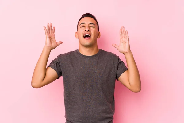 Yooung Latino Posando Fondo Rosado Gritando Cielo Mirando Hacia Arriba — Foto de Stock