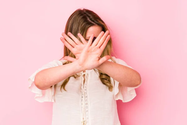 Giovane Donna Cauciana Con Occhiali Isolati Sfondo Rosa Mantenendo Due — Foto Stock