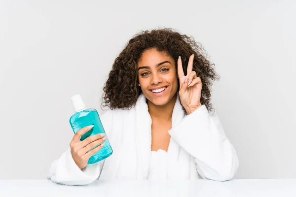 Ung Afrikansk Amerikansk Kvinna Håller Mun Tvätta Visar Seger Tecken — Stockfoto