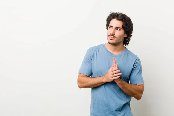 Joven Hombre Guapo Con Fondo Blanco Que Inventa Plan Mente — Foto de Stock