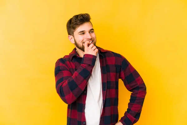 Giovane Uomo Caucasico Isolato Sfondo Giallo Rilassato Pensando Qualcosa Guardando — Foto Stock