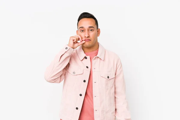 Junger Lateinischer Mann Posiert Isoliert Mit Fingern Auf Den Lippen — Stockfoto
